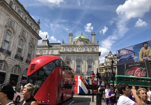 年２回の展示会（London Textile Fair）に出展しています。